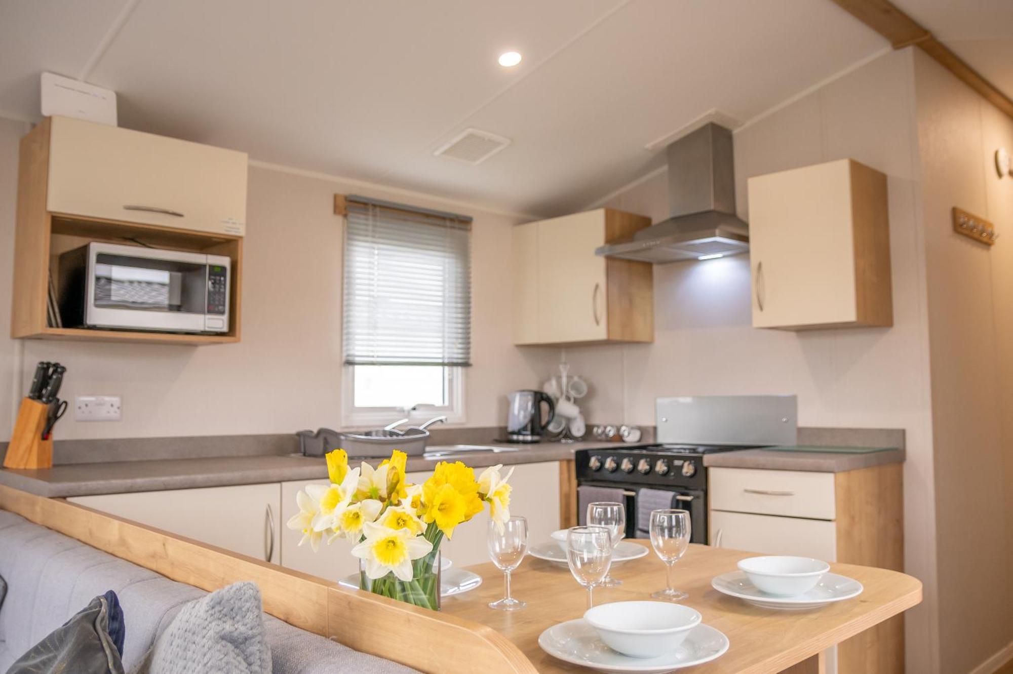 64 Lancaster The Lazy Willow 3 Bedroom Hot Tub Caravan Tattershall Lakes ภายนอก รูปภาพ