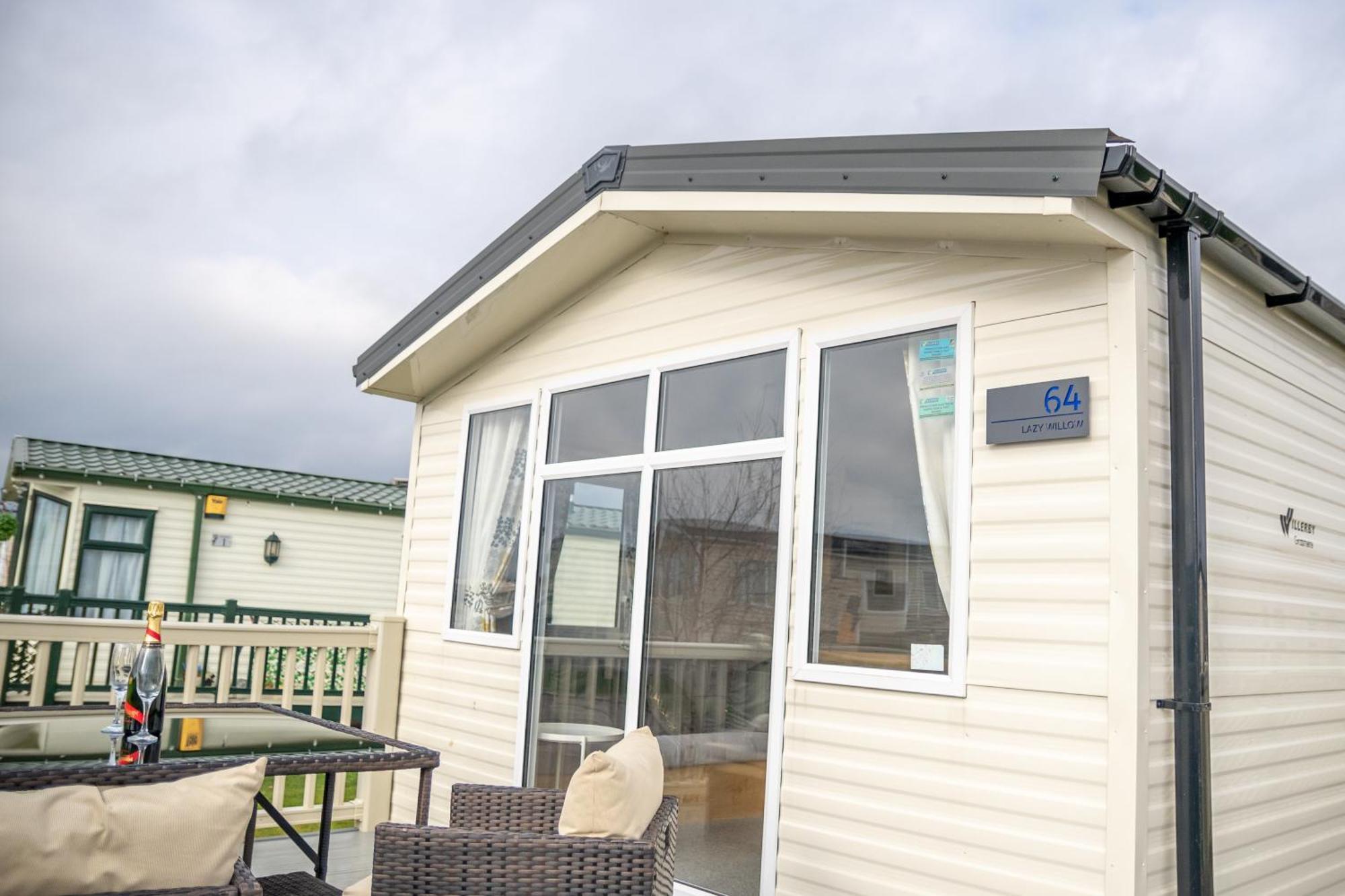 64 Lancaster The Lazy Willow 3 Bedroom Hot Tub Caravan Tattershall Lakes ภายนอก รูปภาพ
