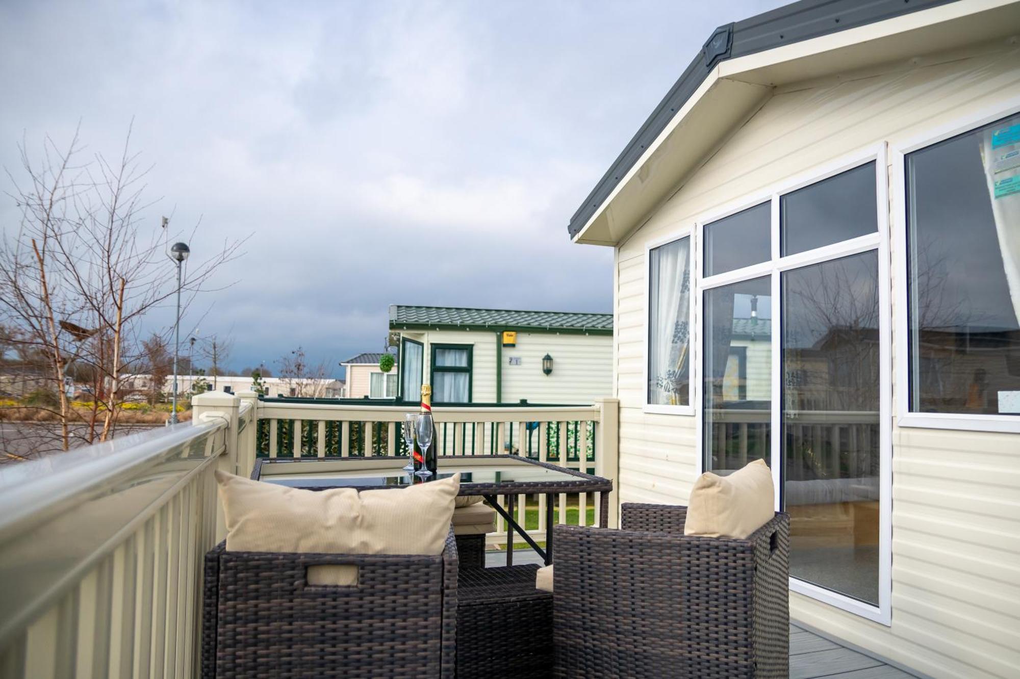64 Lancaster The Lazy Willow 3 Bedroom Hot Tub Caravan Tattershall Lakes ภายนอก รูปภาพ