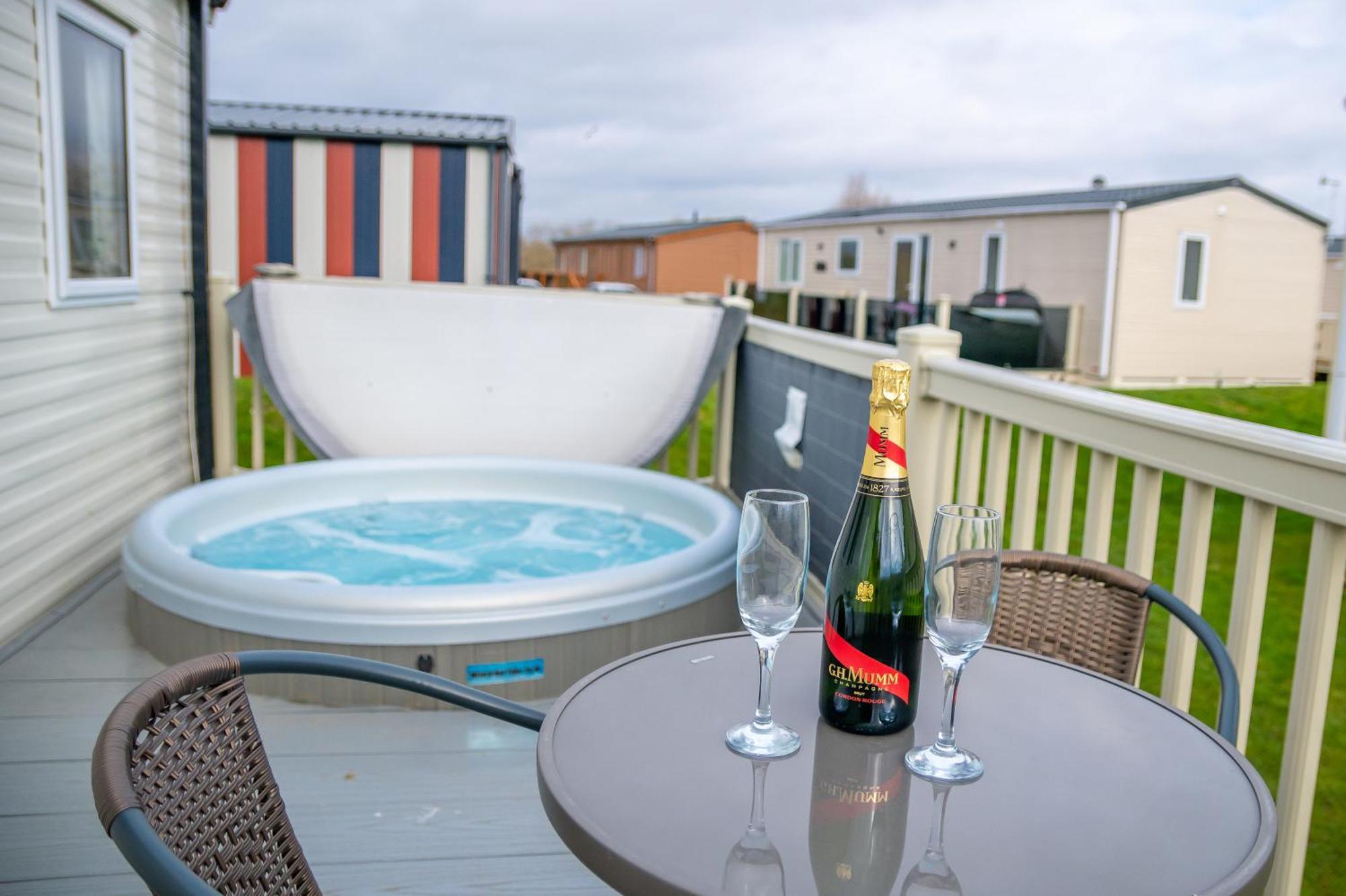 64 Lancaster The Lazy Willow 3 Bedroom Hot Tub Caravan Tattershall Lakes ภายนอก รูปภาพ